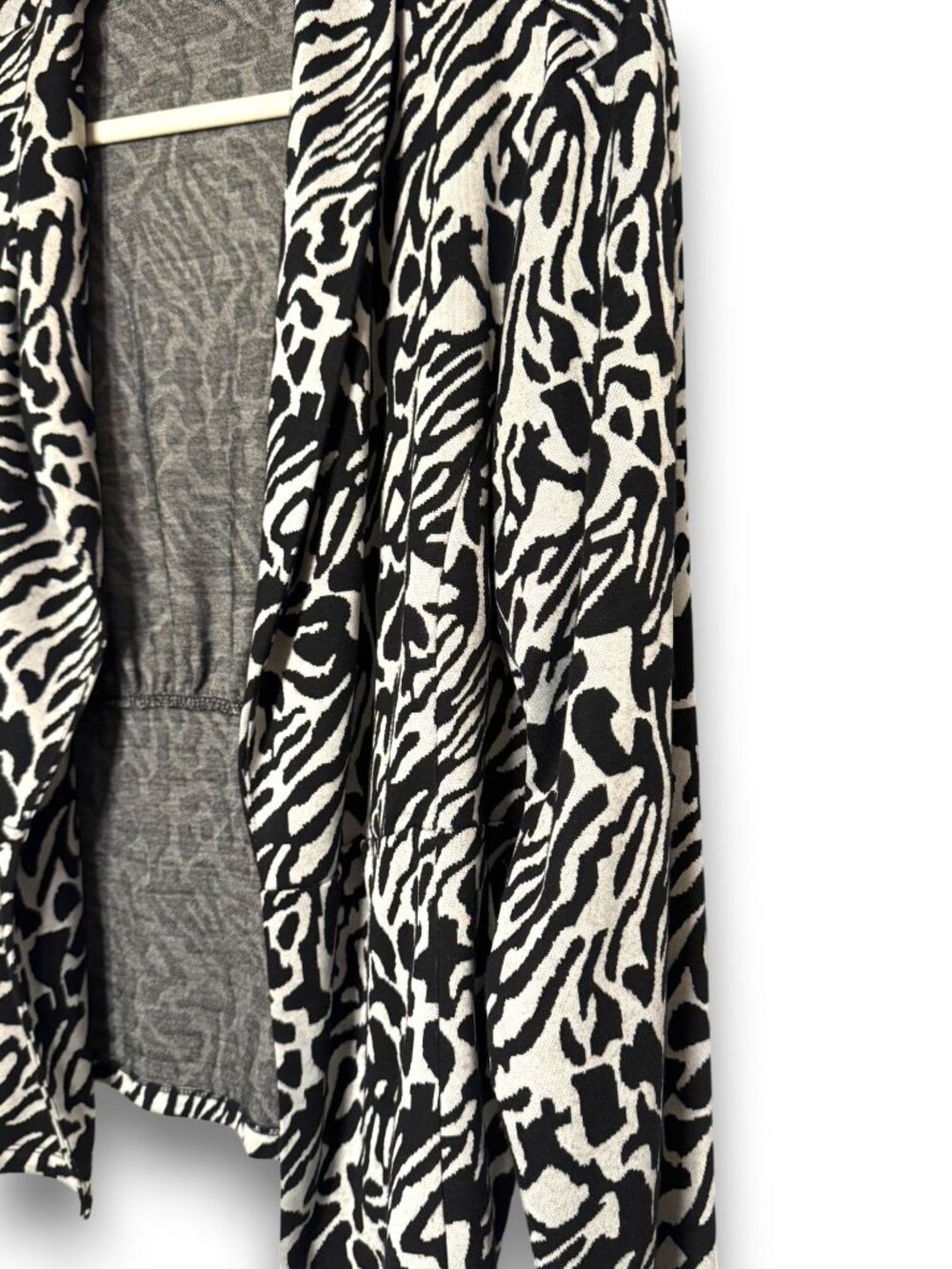 Cato Women’s Size XL Open Front Jacket Animal Abstract Print Black White Knit Bl - Picture 4 of 10